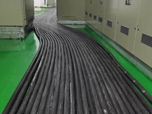 晋源如何根据理论计算公式计算温度对特定电压测量结果的影响？